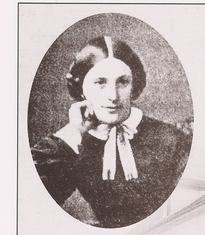 Clara TOUSSAINT, Postière